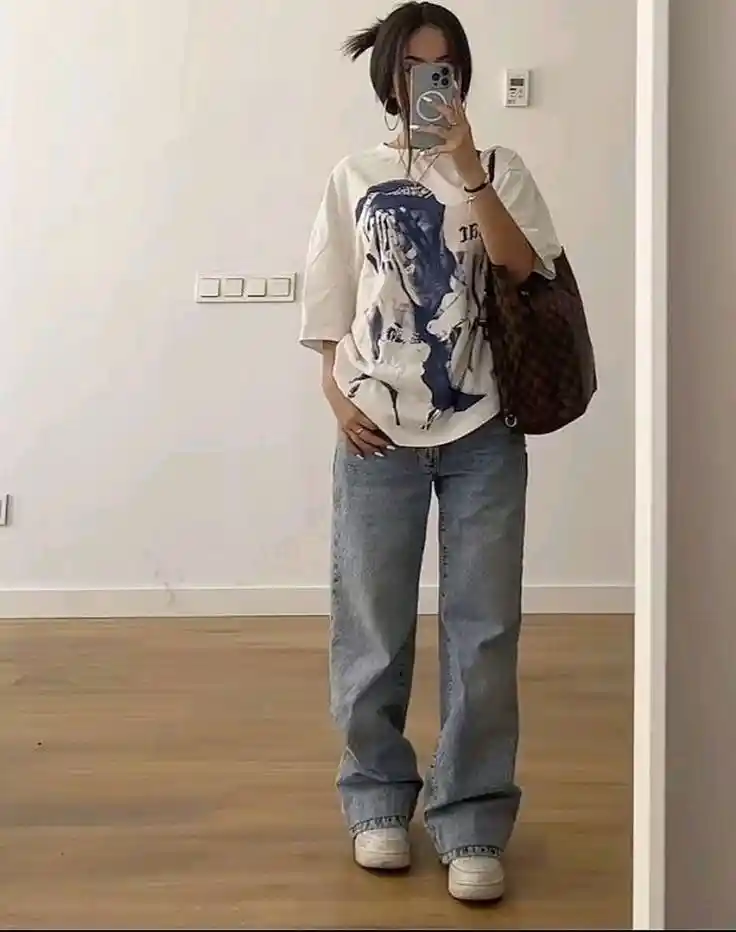20+ Baggy Jeans Outfit Ideas That Are Cool, Comfortable, and Totally Trendy